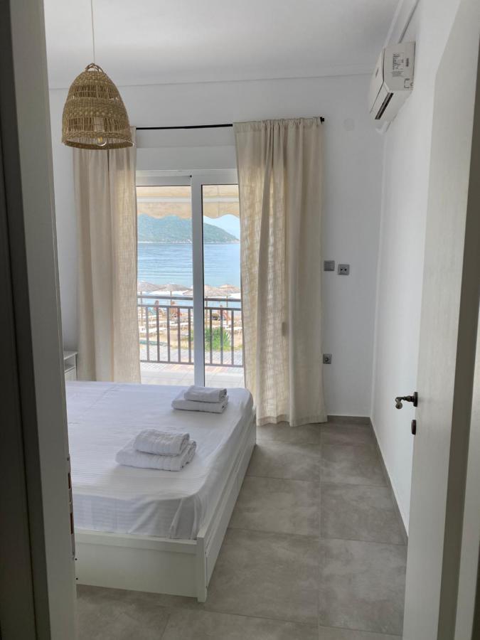 Apartment Seafront Néa Péramos